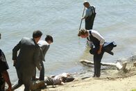 The Mentalist – Kurz nachdem am Ufer des Sacramento River die Leiche einer ermordeten Frau gefunden wird, erfährt Patrick (Simon Baker, r.), dass sich seine offenbar von Red John entführte Freundin Kristina in einer Radioshow gemeldet hat ...