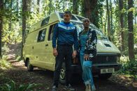 neoriginal: Generation Z – Michael (Robert James-Collier) und Karen (T'Nia Miller) sind in den Wald geflüchtet.
