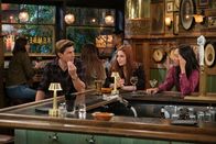 How I Met Your Father – (v.l.n.r.) Jesse (Chris Lowell); Rachel (Aby James); Ellen (Tien Tran)
