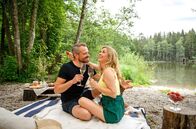Sturm der Liebe – Erik (Sven Waasner, l.) und Yvonne (Tanja Lanäus, r.) haben ein romantisches Picknick geplant, doch etwas Unvorhergesehenes kommt dazwischen.