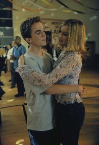 Malcolm mittendrin – Malcolm (Frankie Muniz, l.) und Alison (Brittany Finamore, r.) kommen sich auf dem Schulball ein klein wenig näher.