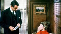 Charade – Hamilton Bartholomew (Walter Matthau) teilt Reggie (Audrey Hepburn) mit, dass sie in großer Gefahr ist und das gestohlene Geld wiederbeschaffen soll.