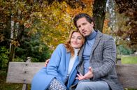 Sturm der Liebe – Tom (Milan Marcus, r.) lenkt ein, als Alexandra (Daniela Kiefer, l.) aus taktischen Gründen Rücksicht auf Christophs Gefühle nehmen will.
