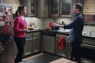 Brooklyn Nine-Nine – Amy Santiago (Melissa Fumero, l.); Jake Peralta (Andy Samberg, r.)