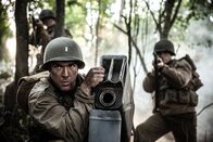 Hitlers letzter Widerstand – REENACTMENT- Leutnant Harris Neil gießt durch die Lüftungsschächte Benzin in den deutschen Bunker. Gespielt von: Jonathan Woodhall (v.l.n.r.) und Kyler Fagan. (Holdout II Productions Inc./Liam Herring)