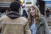 Back to Life – Miri (Daisy Haggard) macht einen Ausflug mit Billy (Adeel Akhtar).