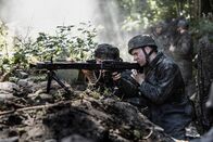 Hitlers letzter Widerstand – REENACTMENT – Deutsche Infanteristen feuern ein MG42 mit Gurtzuführung ab. (Bildnachweis: HLS6 Productions Ltd./Sean F. White)