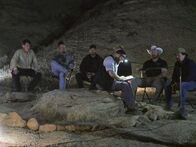 Das Geheimnis der Skinwalker Ranch – L-R: Erik Bard, Thomas Winterton,Bryant 'Dragon' Arnold, Kaleb Bench (2.v.r.), Jim Morse (r.)
