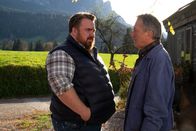 Der Bergdoktor – Das Verhältnis zwischen Daniel Kofler (Tristan Seith, l.) und seinem Vater Lorenz Kofler (Johann Schuler, r.) ist sehr angespannt.
