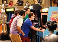 The Big Bang Theory – Sind von Dr. Lorvis Filmrequisitensammlung total angetan: Howard (Simon Helberg, l.), Sheldon (Jim Parsons, 2.v.r.), Leonard (Johnny Galecki, r.) und Raj (Kunal Nayyar, 2.v.l.) ...