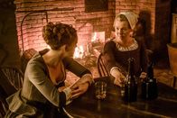 Outlander - Die Highland-Saga – (v.li.): Sophie Skelton (Brianna), Lauren Lyle (Marsali).