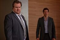 Mord im Loft – Der Spaß ist vorbei: Marty (Eric Stonestreet) ist von dem Leichenfund geschockt.