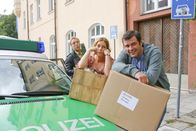 Die Rosenheim-Cops – Marie (Karin Thaler, m.) und Jo (Christian K. Schaeffer, r.) unterstützen Stockl beim Umzug nicht ahnend, dass Polizist Mohr (Max Müller, l.) damit Ärger im Kommissariat bekommt.