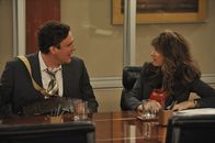 How I Met Your Mother – Jenkins (Amanda Peet, r.) ist seit Kurzem in derselben Abteilung wie Marshall (Jason Segel, l.) angestellt. Marshall ist von ihren Streichen ganz begeistert - nicht zuletzt, weil sie meistens ziemlich obszön sind ...