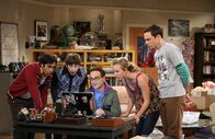The Big Bang Theory – Dank der von Leonard (Johnny Galecki, M.) eingerichteten Webseite zur Online-Bestellung des Schmucks geht auch schon bald die erste große Bestellung ein. Penny (Kaley Cuoco, 2.v.r.), Sheldon (Jim Parsons, r.), Rajesh (Kunal Nayyar, l.) und Howard (Simon Helberg, 2.v.l.) sind begeistert ...