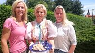Verrückt nach Fluss – Von links: Die Passagierinnen Steffi Leuchten, Renata Hermysova und Karin Schönen-Schragmann beim Besuch eines slowakischen Weingutes in Pezinok.