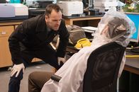Elementary – Der berühmte Krebsforscher Barry Granger (Jason Danieley, r.) wurde tot in seiner Dusche aufgefunden, erstickt durch Helium. Obwohl er einen Abschiedsbrief auf den Knien hatte, hat Holmes (Jonny Lee Miller, l.) Zweifel daran, dass es Selbstmord war ...