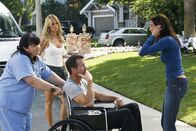 Desperate Housewives – Susan (Teri Hatcher, r.) entführt Mike (James Denton, 2.v.r.) aus dem Krankenhaus, um ihn Punkte ihrer gemeinsamen Vergangenheit zu zeigen. Doch sie kommen nicht weit, denn Edie (Nicolette Sheridan, 2.v.l.) und eine Krankenschwester (Wendy Worthington, l.) sind sofort zur Stelle ...