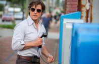 Barry Seal - Only in America – Barry (Tom Cruise) sitzt in der Klemme und versucht, Kontakt zu seinem Verbindungsmann beim US-Geheimdienst CIA aufzunehmen.