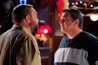 Young Sheldon – L-R: Wade (Grady Lee Richmond) und George Cooper sen. (Lance Barber)