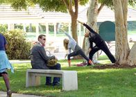 Navy CIS – Versuchen, den Mörder von Dr. Valerie Barnes zu finden und ermitteln deshalb undercover: McGee (Sean Murray, l.), Tony (Michael Weatherly, r.) und Eleonor (Emily Wickersham, M.) ...