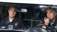 The Rookie – Es schien, als wären Nolan (Nathan Fillion, l.) und Bradford (Eric Winter, r.) auf einer gewöhnlichen Streife durch die Stadt, als plötzlich mehrere Schüsse fallen. Die Beamten rücken aus, doch als sie am Ort des Geschehens ankommen, machen sie eine schreckliche Entdeckung.