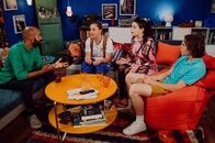 Dahoam is Dahoam – Die WG-Bewohner diskutieren, wie es weitergehen soll, wenn Felix das Haus verkauft. Von Links: Naveen (Markus Subramaniam), Tina (Anita Eichhorn), Till (Marinus Hohmann), Sarah (Sophie Reiml).