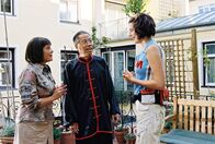 Mit Herz und Handschellen – Nina (Elena Uhlig, r.) befragt Cheng Ping (King Han Oei, M.), der jedoch der deutschen Sprache nicht mächtig ist und deshalb von Frau Wagner (Billie Zöckler, l.) gedolmetscht wird.