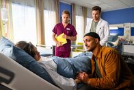 Bettys Diagnose – Philippa Garber (Milena Straube, l.), Lukas Hilpert (Niklas Löffler, 2.v.l. ), Dr. Paul Eckart (Florian Frowein, 2.v.r.), Benito Rossi (Patrick Abozen, r.),