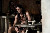 Spartacus – Barca (Antonio Te Maioha) trägt den Spitznamen " Die Bestie von Karthago". Er macht Spartacus schon sehr bald klar, wer im "Ludus" das Sagen hat ...