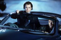 Passwort: Swordfish – Stanley Dobson (Hugh Jackman, r.) ist der König der Hacker - und deshalb vorbestraft, arbeitslos und unter ständiger Beobachtung durch das FBI. Eines Tages aber erhält er vom Geschäftsmann Gabriel Shear (John Travolta, l.) ein mysteriöses Angebot ...