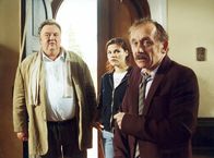 Bloch – Ludwig (Tilo Prückner,re.) bringt Bloch (Dieter Pfaff,li.) und Leonie (Katharina Wackernagel,Mitte) in die Friedhofskapelle: hierher kam Laura in ihrer Kindheit, wenn sie traurig war.
