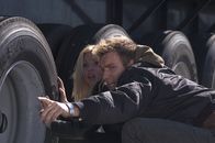 Die Insel – Geflohen aus ihrer Wohnsiedlung, die eigentlich ein Klonlager ist, haben Lincoln (Ewan McGregor, r.) und Jordan (Scarlett Johansson, l.) nur ein Ziel: am Leben bleiben!