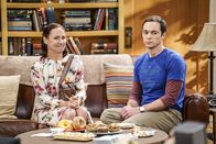 The Big Bang Theory – Sheldon (Jim Parsons, r.) ist entsetzt: Hat seine Mutter (Laurie Metcalf, l.) tatsächliche eine Nacht mit Leonards Vater verbracht?; Sheldon (Jim Parsons, r.) ist entsetzt: Hat seine Mutter (Laurie Metcalf, l.) tatsächliche eine Nacht mit Leonards Vater verbracht?