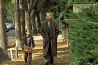 The Sixth Sense – Als Dr. Crowe (Bruce Willis, r.) hinter das Geheimnis des kleinen Cole (Haley Joel Osment, l.) gelangt, gibt es für ihn kein erlösendes Erwachen aus dem Albtraum ...