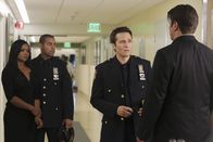 Castle – Der Zustand von Kate verschlechtert sich zunehmend. Lanie Parish (Tamala Jones, l.), Javier Esposito (Jon Huertas, 2.v.l.), Kevin Ryan (Seamus Dever, 2.v.r.) und Richard Castle (Nathan Fillion, r.) warten im Krankenhaus auf Nachricht von den Ärzten.