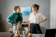 SOKO Leipzig – Kim (Amy Mußul, l.) kommt bei ihrer Befragung von Sonja Wiele (Sophia Platz, r.) auf eine neue heiße Spur.