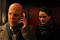 SOKO Stuttgart – Victor Millet (Johannes Franke, r.) wollte die Chance nutzen und sich mit seinem Gönner Felix Neuwängler (Lutz Herkenrath, l.) aussprechen. Aber das Gespräch der beiden wird von einem Anruf der Polizei gestört.