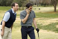 Modern Family – Phil (Ty Burrell, r.) und sein Kollege Gil Thorpe (Rob Riggle) beim Golfen.