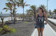 Zero Fucks Given – Cassandre (Adèle Exarchopoulos) wohnt auf Lanzarote, von wo ihre Fluggesellschaft aufs europäische Festland fliegt.
