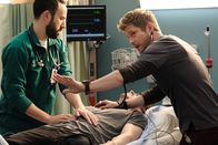 Atlanta Medical – (v.l.n.r.) Dr. Irving Feldman (Tasso Feldman); John Losurdo (Ty Trumbo); Dr. Conrad Hawkins (Matt Czuchry)