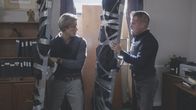MacGyver – Wappnen sich in der amerikanischen Botschaft in Riga gegen den Kugelhagel lettischer Terroristen: Angus MacGyver (Lucas Till, l.) und Jack Dalton (George Eads, r.)