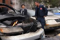 Chicago Fire – Das Auto ist ausgebrannt: Andy Allo als Seager, Taylor Kinney als Kelly Severide