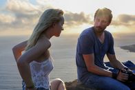 A Bigger Splash – Die schöne Penelope (Dakota Johnson) bringt Paul (Matthias Schoenaerts) aus dem erotischen Gleichgewicht.