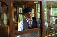 SOKO Stuttgart – Aufmerksam beobachtet Xaver Brunner (Thomas Meinhardt) von seinem Seilbahnwagon aus das Geschehen am Waldfriedhof.