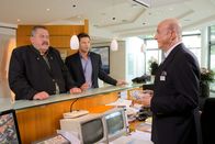 Die Rosenheim-Cops – Die Kommissare (Joseph Hannesschläger, l.; Igor Jeftic, M.) erhoffen sich von Herbert Maier (Christian Schneller, r.) neue Erkenntnisse.