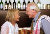 Der Winzerkönig – In Hermine Sticklers (Christine Ostermayer) Gasthaus gibt es mal wieder alle Hände voll zu tun (rechts: Wolfgang Hübsch als Gottfried Schnell).