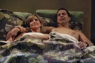 Two and a Half Men – Noch ist die Welt in Ordnung: Alan (Jon Cryer, r.) und Lyndsey (Courtney Thorne-Smith, l.) ...