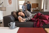 Trauung mit Hindernissen – Katrin (Nicolette Krebitz) liegt auf dem Sofa, während Philipp (Hary Prinz) und Renate (Patricia Hirschbichler) darauf warten, dass Katrin den Tee mit dem Schlafmittel trinkt.