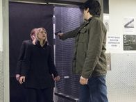 Homeland – Die designierte Präsidentin Elizabeth Keane (Elizabeth Marvel, l.) ist in Gefahr. Carrie (Claire Danes, M.) versucht alles, damit sie unbeschadet aus dieser Situation gelangt. Doch auf welcher Seite ist Quinn (Rupert Friend, r.)?